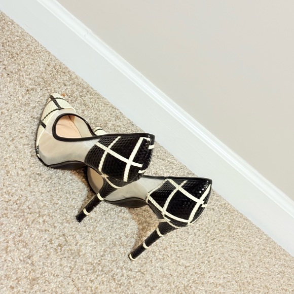 Women's white and Black Pumps - Picture 8 of 9